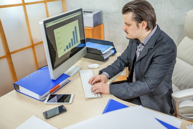 Stock Investing for Beginners: Analyzing Company Performance